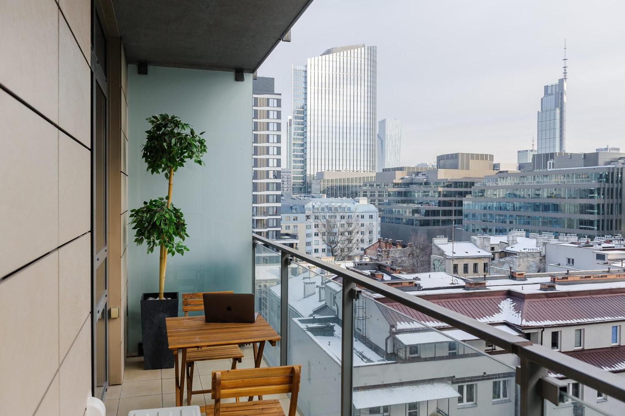 Lumina With Balcony Platinum Tower Apartament